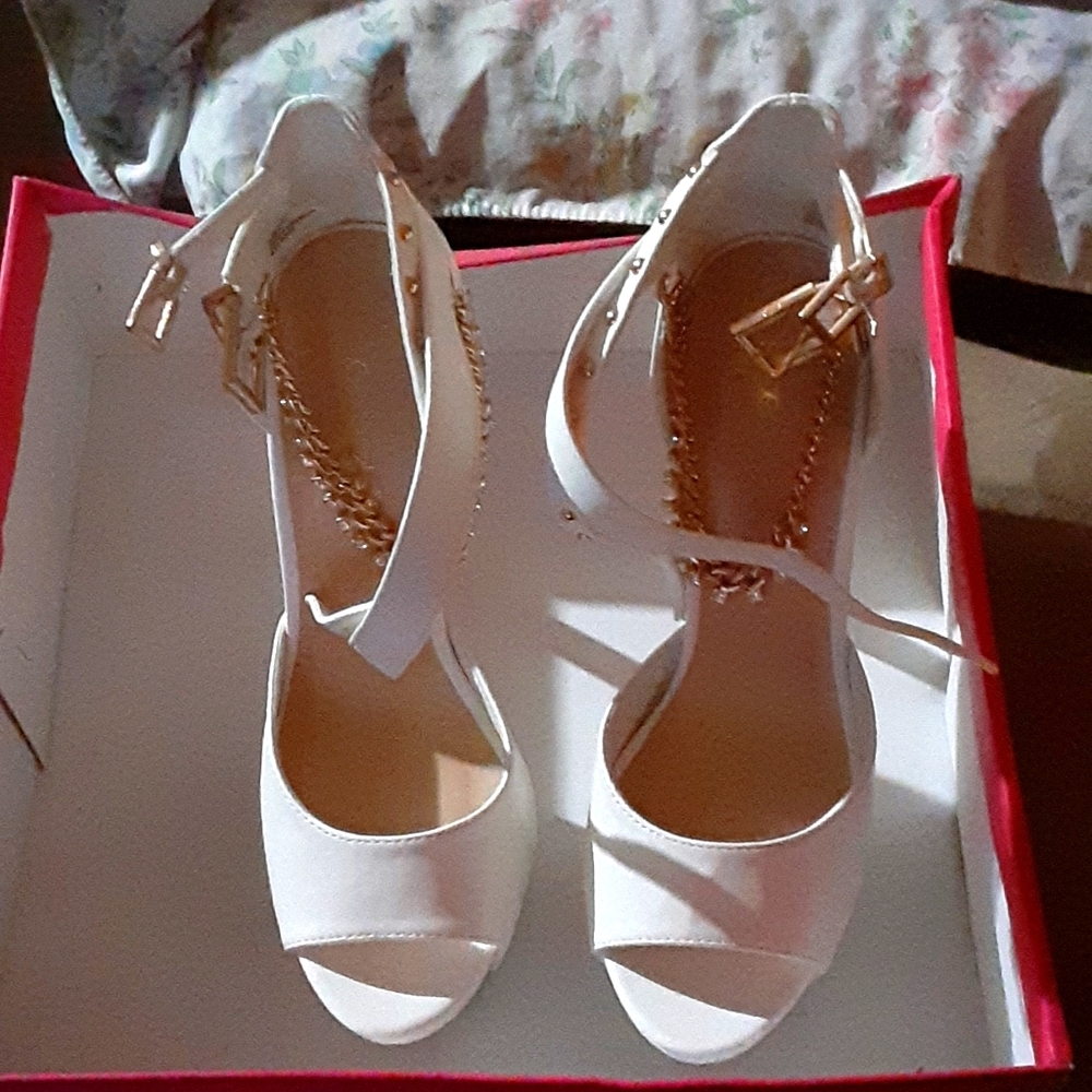 White Zariah pumps